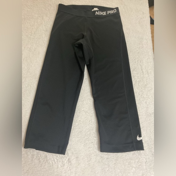 NWT NIKE PRO Women's Training Yoga/Gym/Run Capris-Black SIZE M Mid-Rise - Picture 4 of 9
